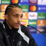 Joao Pedro hovorí pre médiá na tlačovej konferencii na Stamford Bridge.