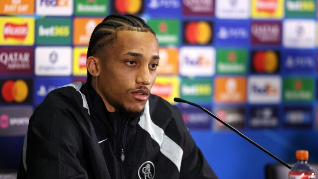 Joao Pedro prerušil ticho po chybe na tlačovej konferencii, ktorá Joao Pedro hovorí pre médiá na tlačovej konferencii na Stamford Bridge.