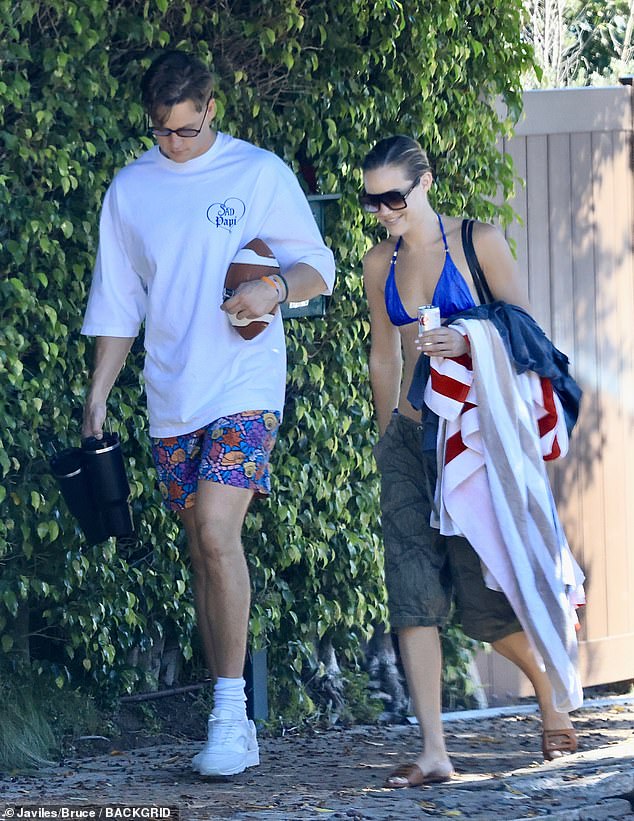 Joe Burrow vystúpi s modelkou SI v Los Angeles - Joe Burrow si tento víkend vyšiel s Oliviou Ponton v Los Angeles na párty pri bazéne