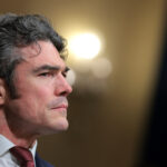 Joe Kent sa po odstúpení vyjadril proti vojne v Iráne na modlitebnom podujatí | Konflikt