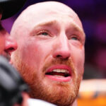 SEATTLE, WASHINGTON – 28. marca: (L-R) Israel Adesanya z Nigérie a Joe Pyfer sa rozprávajú po zápase v strednej váhe počas podujatia UFC Fight Night v Climate Pledge Arena 28. marca 2026 v Seattli, Washington. (Foto: Jeff Bottari/Zuffa LLC)