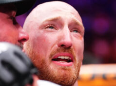 Joe Pyfer vysvetľuje, prečo bol pred UFC Seattle „sekundy od toho, aby si vzal život“: „Bol som znechutený“ SEATTLE, WASHINGTON – 28. marca: (L-R) Israel Adesanya z Nigérie a Joe Pyfer sa rozprávajú po zápase v strednej váhe počas podujatia UFC Fight Night v Climate Pledge Arena 28. marca 2026 v Seattli, Washington. (Foto: Jeff Bottari/Zuffa LLC)