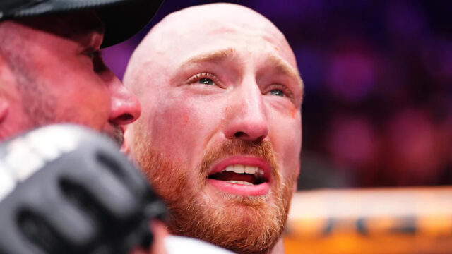 Joe Pyfer vysvetľuje, prečo bol pred UFC Seattle „sekundy od SEATTLE, WASHINGTON – 28. marca: (L-R) Israel Adesanya z Nigérie a Joe Pyfer sa rozprávajú po zápase v strednej váhe počas podujatia UFC Fight Night v Climate Pledge Arena 28. marca 2026 v Seattli, Washington. (Foto: Jeff Bottari/Zuffa LLC)