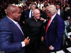 Joe Rogan zaútočil na trik UFC v Bielom dome, ale povedal, že tam bude na stretnutí Donalda Trumpa Daniel Cormier, Joe Rogan a zvolený prezident Donald Trump hovoria počas podujatia UFC 309 v Madison Square Garden 16. novembra 2024. Rogan predtým podporil Trumpa