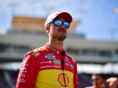 Joey Logano získal pole position v pretekoch pohára vo Phoenixe NASCAR: Bezdrôtový 500 tréning a kvalifikácia