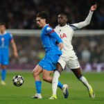 Futbal Futbal – Liga majstrov UEFA – 16. kolo – Druhý zápas – Tottenham Hotspur vs. Atletico Madrid – štadión Tottenham Hotspur, Londýn, Británia – 18. marca 2026 Johnny Cardoso z Atletica Madrid v akcii s Randalom Kolo Muanim z Tottenhamu Hotspur Akčné obrázky cez Reuters/Paul Childs