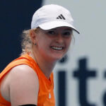 Iga Swiatek (POL) reaguje po strate strely proti Magde Linette (POL)