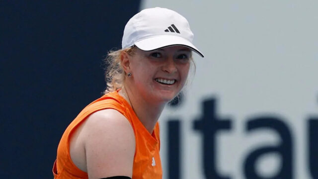 Iga Swiatek (POL) reaguje po strate strely proti Magde Linette (POL)