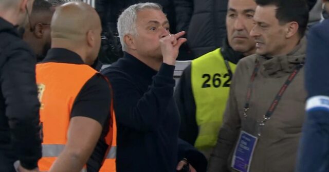 José Mourinho bol vylúčený, keď nechal roztrhať trénera Porta, ktorý Jose Mourinho sa neudržal po tom, čo tvrdil, že ho urazil opozičný tréner