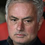 Jose Mourinho sa pozerá