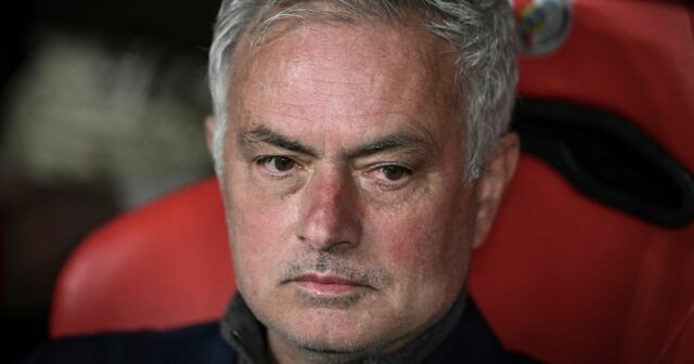 José Mourinho prerušil mlčanie po kritike incidentu Vinicius Junior so Jose Mourinho sa pozerá