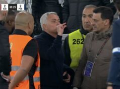 Jose Mourinho sa naučil trest za červenú kartu po tom, čo nahnevaný šéf Benficy fajčil z bývalého hráča, ktorý ho 50-krát nazval zradcom v ostrej remíze s Portom Jose Mourinho dostal trest na dva zápasy po červenej karte proti Portu minulý týždeň