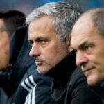 Jose Mourinho (C) sa pozerá vedľa svojich asistentov Rui Faria (L) a Silvino Louro