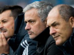 José Mourinho v emotívnom odkaze po smrti bývalého trénera Chelsea vo veku 67 rokov Jose Mourinho (C) sa pozerá vedľa svojich asistentov Rui Faria (L) a Silvino Louro