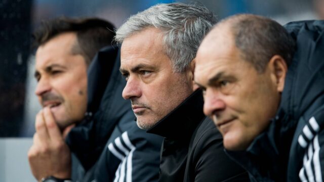 Jose Mourinho (C) sa pozerá vedľa svojich asistentov Rui Faria (L) a Silvino Louro