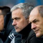 Jose Mourinho (C) sa pozerá vedľa svojich asistentov Rui Faria (L) a Silvino Louro