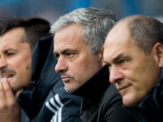 Jose Mourinho zverejňuje srdcervúcu poctu po smrti bývalého trénera Chelsea a Man Utd Jose Mourinho (C) sa pozerá vedľa svojich asistentov Rui Faria (L) a Silvino Louro