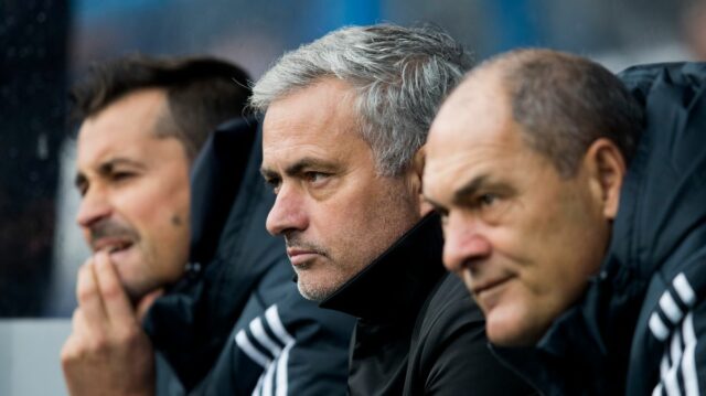 Jose Mourinho (C) sa pozerá vedľa svojich asistentov Rui Faria (L) a Silvino Louro