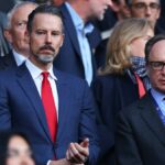 Josh Kroenke letí na finále Man City Carabao Cup, keď Arsenal plánuje letný prestupový plán