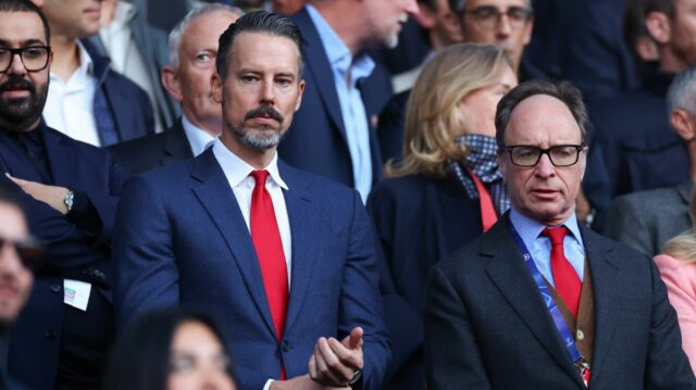 Josh Kroenke letí na finále Man City Carabao Cup, keď Josh Kroenke letí na finále Man City Carabao Cup, keď Arsenal plánuje letný prestupový plán