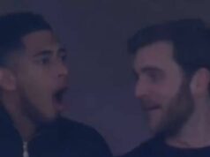 Jude Bellingham ukazuje skutočné farby s reakciou Fede Valverde, keď Real ničí City Dve osoby v tmavom oblečení pozorne sledujú futbalový zápas, ktorý sa pred nimi zobrazuje na obrazovke.