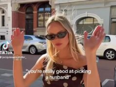 Jules Neale urobila jeden zo svojich najverejnejších a najsurovejších záberov na odcudzeného manžela Lachieho Na snímke: Moment, keď Jules Neale veľmi ostre rýpe do svojho odcudzeného manžela Lachieho v novom videu TikTok, ktoré zverejnila aj na Instagrame.