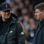 Tréner Liverpoolu Jurgen Klopp a manažér Aston Villy Steven Gerrard počas zápasu Premier League medzi Aston Villou a Liverpoolom vo Villa Parku 10. mája 2022 v Birminghame v Spojenom kráľovstve