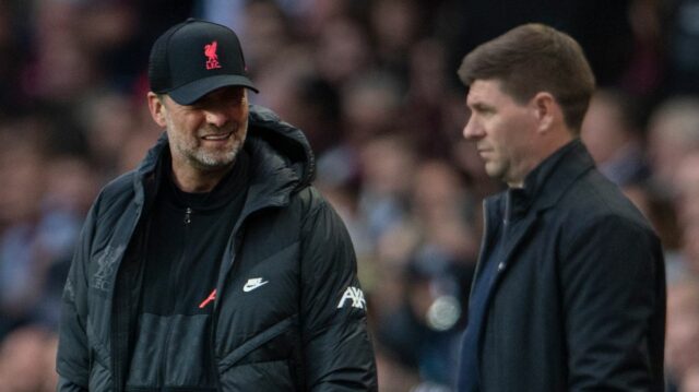 Jurgen Klopp a Steven Gerrard sú pripravení vrátiť sa na Tréner Liverpoolu Jurgen Klopp a manažér Aston Villy Steven Gerrard počas zápasu Premier League medzi Aston Villou a Liverpoolom vo Villa Parku 10. mája 2022 v Birminghame v Spojenom kráľovstve