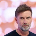 ISMANING, NEMECKO - 23. marca: Jürgen Klopp sa 23. marca 2026 v Ismaningu v Nemecku zúčastňuje prezentácie tímu MagentaTV pre Majstrovstvá sveta FUFA 2026 v DMC Production Germany GmbH. (Foto: Alexander Hassenstein/Getty Images)