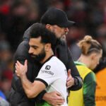 Jurgen Klopp a Mohamed Salah sa objímajú