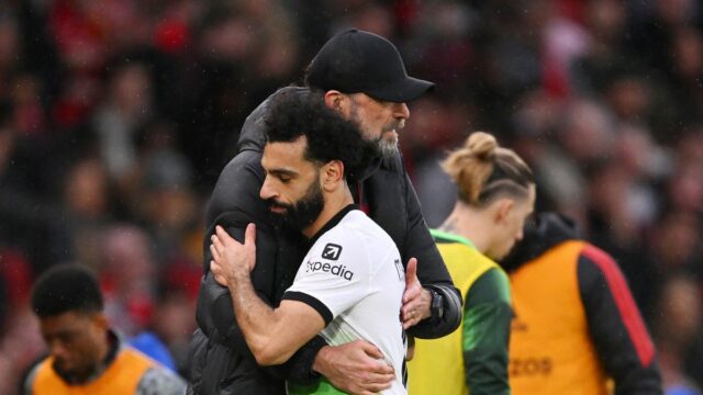 Jurgen Klopp a Mohamed Salah sa objímajú