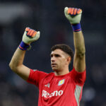 Juventus pridáva Emiliana Martineza na prestupovú listinu a dúfa, že zapojí Douglasa Luiza