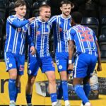 Michael Schjonning-Larsen oslavuje so svojimi spoluhráčmi z Rugby Parku po údere na otváraciu bránu