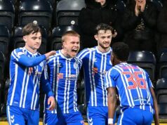 KILMARNOCK 1 HEARTS 0: Cestovná nevoľnosť opäť zasiahla Hearts, keď Killie dent tlačil titul Michael Schjonning-Larsen oslavuje so svojimi spoluhráčmi z Rugby Parku po údere na otváraciu bránu