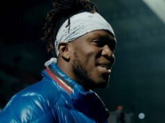 KSI po kúpe futbalového klubu nestráca čas, pretože fanúšik Arsenalu opakuje trik Ryana Reynoldsa KSI na snímke na štadióne Dagenham & Redbridge FC