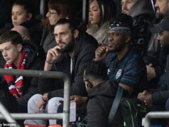 KSI prepustí manažéra v klube National League, ktorý kúpil len pred dvoma týždňami – a na jeho miesto dosadí Andyho Carrolla… a je pripravený čeliť šéfovi kultového hrdinu vo svojom PRVOM zápase! KSI vymenovalo Andyho Carrolla za nového dočasného šéfa Dagenham & Redbridge - dvojicu bolo možné vidieť sledovať tím počas víťazstva nad Dorking začiatkom tohto mesiaca