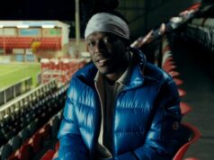 KSI sa okamžite rozhodne po kúpe futbalového klubu, keď nasleduje vedenie Ryana Reynoldsa KSI na snímke na štadióne Dagenham & Redbridge FC