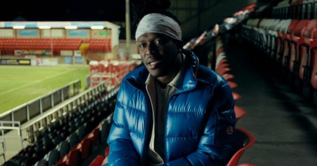 KSI na snímke na štadióne Dagenham & Redbridge FC