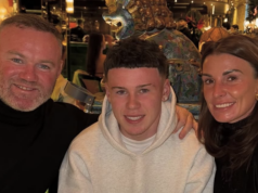 Kai Rooney dostane podporu od Wayna a Coleen, keď pomáha s vyhlásením Man Utd Kai Rooney so svojimi rodičmi po víťazstve v Premier League Shield