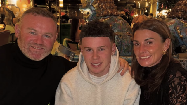 Kai Rooney dostane podporu od Wayna a Coleen, keď pomáha Kai Rooney so svojimi rodičmi po víťazstve v Premier League Shield