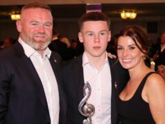 Kai Rooney robí vyhlásenie Man Utd, keď ho Wayne a Coleen podporujú | Futbal | Šport Kai Rooney robí vyhlásenie Man Utd, keď ho Wayne a Coleen podporujú | Futbal | Šport