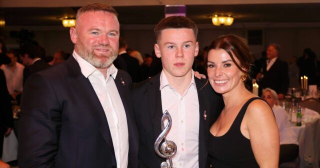 Kai Rooney robí vyhlásenie Man Utd, keď ho Wayne a Coleen podporujú | Futbal | Šport
