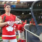 Kanadské bejzbalové hviezdy podporujú rivalitu s tímom USA, keď sa rozcvičujú v hokejových dresoch pred zápasom WBC