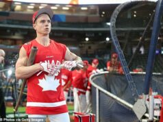 Kanadské bejzbalové hviezdy podporujú rivalitu s tímom USA, keď sa rozcvičujú v hokejových dresoch pred zápasom WBC Kanadské bejzbalové hviezdy podporujú rivalitu s tímom USA, keď sa rozcvičujú v hokejových dresoch pred zápasom WBC