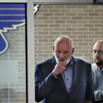 Doug Armstrong odstúpi z funkcie generálneho riaditeľa kanadského tímu mužov, ale bude pokračovať v rovnakej úlohe pre St. Louis Blues, ktorí patria medzi štyri spodné tímy NHL.