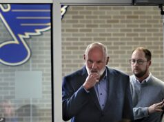 Kanadský šéf mužského hokeja skončil po tom, čo ho USA ponížili na zimných olympijských hrách Doug Armstrong odstúpi z funkcie generálneho riaditeľa kanadského tímu mužov, ale bude pokračovať v rovnakej úlohe pre St. Louis Blues, ktorí patria medzi štyri spodné tímy NHL.