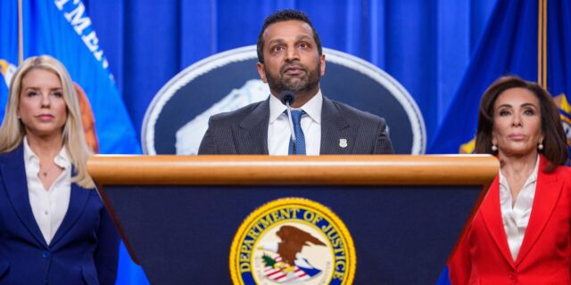 Riaditeľ FBI Kash Patel, na snímke za Danou Whiteovou a Donaldom Trumpom na podujatí UFC v Miami v roku 2025, oznámil tréningový seminár s organizáciou MMA.