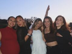 Katie Boulter oslavuje svoje sliepky s britskými tenisovými hviezdami pred tým, ako sa zaviaže so snúbencom Alexom de Minaurom – keďže si užíva „najlepší víkend vôbec“ na glam kempingu Britská tenisová hviezda Katie Boulter (v strede) si pred svadbou s Alexom De Minaurom užívala svoje sliepky po boku takých ako Jodie Burrage (druhá vpravo) a Laura Robson (vpravo).