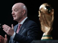 Každá krajina odstúpi z majstrovstiev sveta, pretože Irán vo výbušnom vyhlásení bojkotuje USA 2026 Vedľa FIFA World Cup Trophy stojí prezident FIFA Gianni Infantino