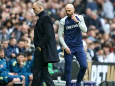 Každé slovo, ktoré Bruno Saltor povedal o neprítomnosti Igora Tudora, prečo vypadol Micky van de Ven a Tel zranenie Bruno Saltor (vpravo) zastupuje hlavného trénera Igora Tudora po prehre Tottenhamu v Premier League doma s Nottingham Forest